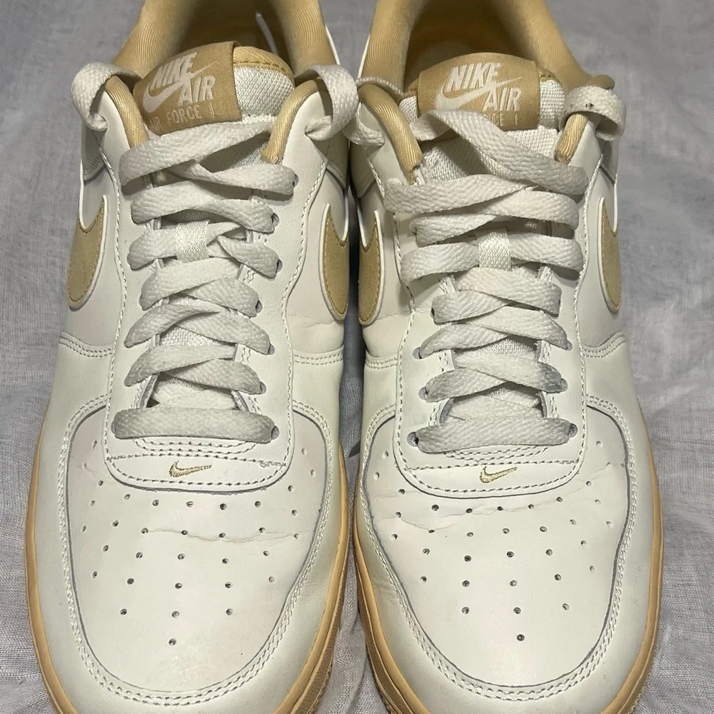 Nike  AIR Force  WMMS 1’07 White and Tan Sneakers